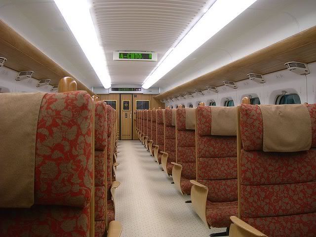 800px-Shinkansen_800-series-822-1107-inside.jpg 