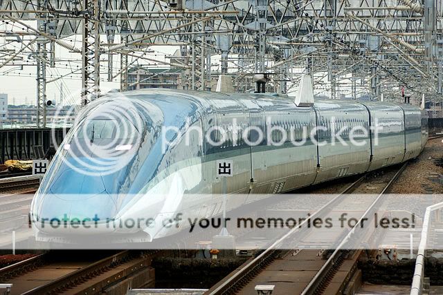 640px-Shinkansen_E954fastech360S_arrow-line.jpg